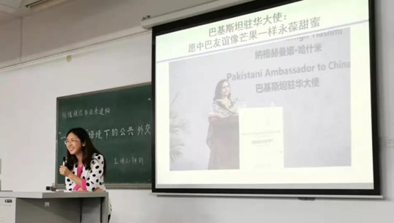 钟新，中国人民大学公共外交研究院副院长，中国人民大学新闻学院教授、博士生导师，新闻与社会发展研究中心研究员。