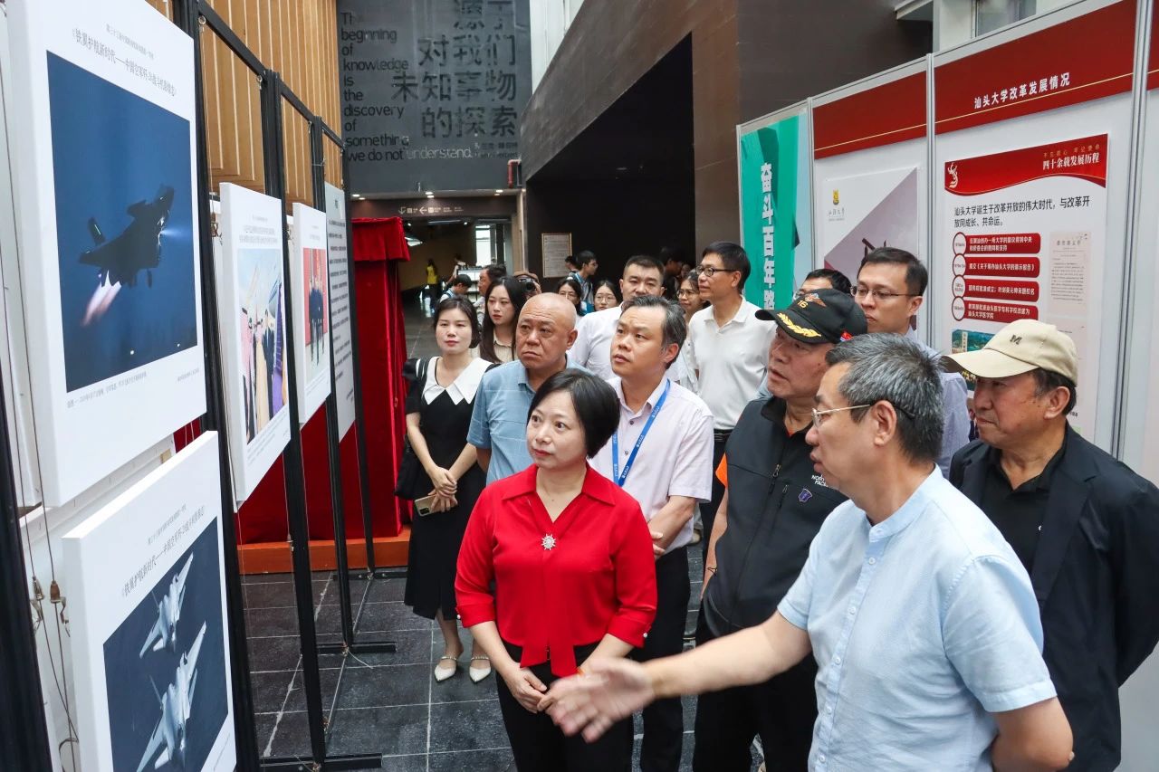 毛浩教授带领嘉宾们参观中国新闻奖新闻摄影获奖作品展